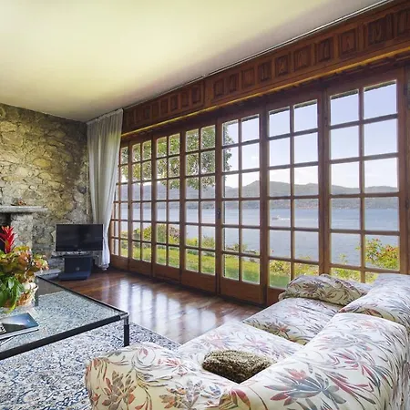 Sleeps 13 Air Con Wifi