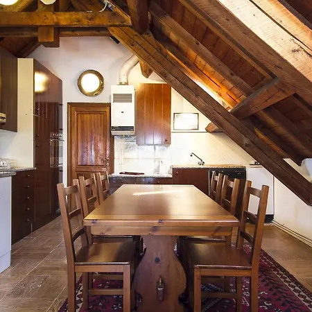 Sleeps 13 Air Con Wifi Ispra