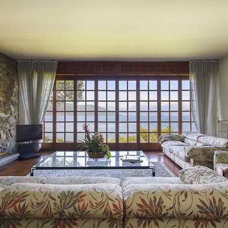 Sleeps 13 Air Con Wifi